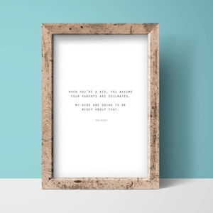 Könnte beinhalten: Ein gerahmter Druck mit weißem Hintergrund und schwarzem Text. Der Text lautet: "Wenn man ein Kind ist, nimmt man an, dass die Eltern Seelenverwandte sind. Meine Kinder werden Recht behalten. - Tom Segura"