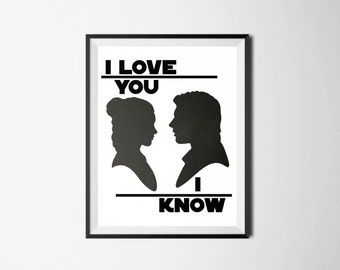 Könnte beinhalten: Schwarz-weißer druckbarer Kunstdruck mit Silhouetten eines Mannes und einer Frau, die sich gegenüberstehen. Der Text "I LOVE YOU" befindet sich über den Silhouetten und "I KNOW" darunter.