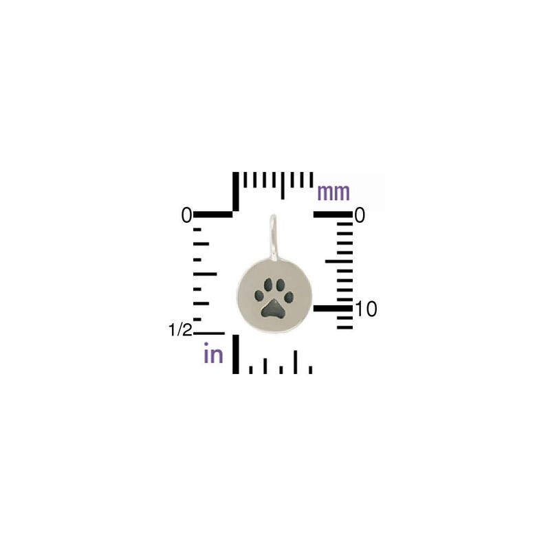 Puede incluir: Encanto de plata con un dise&ntilde;o de huella de pata. El encanto mide aproximadamente 12,7 mm de di&aacute;metro.