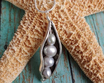 Four peas in a pod necklace- Jewelry for mom - Anniversary gifts for women -  Pearl jewelry - Four pearl necklace - Gift for mom