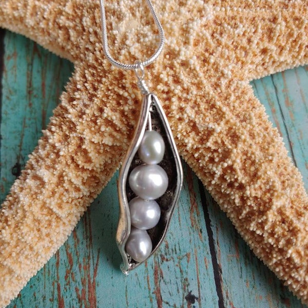 Four peas in a pod necklace- Jewelry for mom - Anniversary gifts for women -  Pearl jewelry - Four pearl necklace - Gift for mom