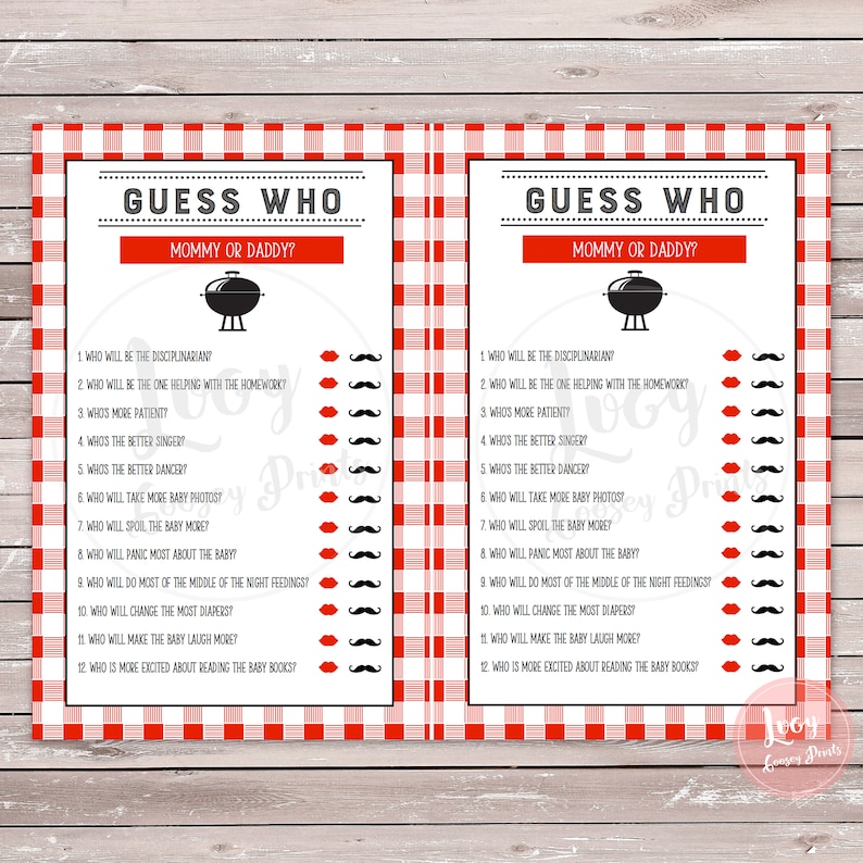 Op de afbeelding: Een printbare spelkaart op een rood-wit geruite achtergrond. De kaart heeft de tekst "Raad wie? Mama of Papa?" en een lijst van 12 vragen over een pasgeboren baby. De vragen worden gevolgd door een lege ruimte voor antwoorden. De kaart is versierd met een zwart-witte illustratie van een barbecue.