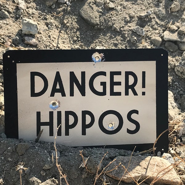 Danger Hippos: letreros metálicos inspirados en Jungle Cruise de Disneyland.