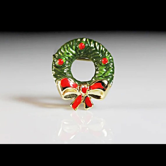 Christmas Wreath Pin, Enamel, Holiday, Giftware, Lapel Pin