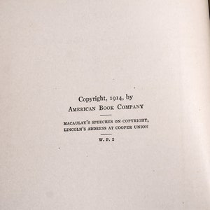 Op de afbeelding: Copyrightpagina van een boek dat in 1914 werd uitgegeven door de American Book Company. Het boek bevat toespraken over auteursrecht van Macaulay en een toespraak van Lincoln aan de Cooper Union.