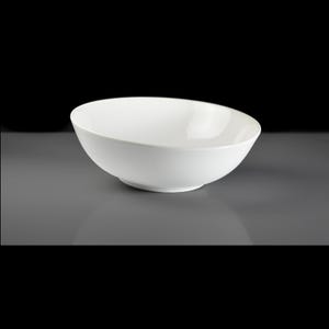 Puede incluir: Un bol de cerámica blanca con forma ovalada redondeada. El bol es liso y brillante.