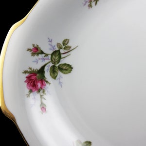 Puede incluir: Plato de servir ovalado blanco con borde dorado y un dise&ntilde;o floral con rosas rosas y hojas verdes.