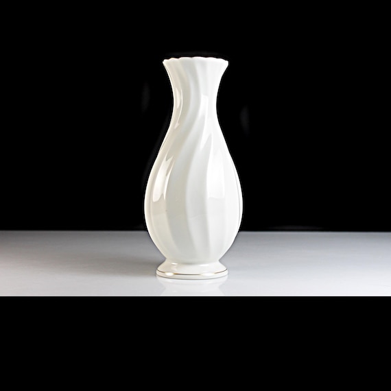 Syracuse China Debonair Vase – White Swirl Porcelain with Gold Trim, 7 Inch, Made in USA (1960s)