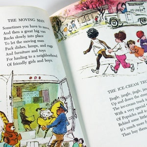 K&ouml;nnte beinhalten: Ein illustriertes Kinderbuch mit zwei aufgeschlagenen Seiten. Die linke Seite zeigt einen Umzugswagen mit den Worten "National Van" an der Seite. Die rechte Seite zeigt einen Eiswagen mit den Worten "Ice Cream" an der Seite. Der Text auf beiden Seiten handelt vom Umziehen und von Eiscreme.