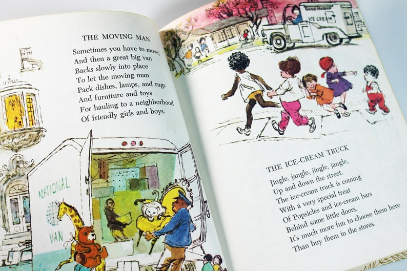 K&ouml;nnte beinhalten: Ein illustriertes Kinderbuch mit zwei aufgeschlagenen Seiten. Die linke Seite zeigt einen Umzugswagen mit den Worten "National Van" an der Seite. Die rechte Seite zeigt einen Eiswagen mit den Worten "Ice Cream" an der Seite. Der Text auf beiden Seiten handelt vom Umziehen und von Eiscreme.