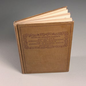 Op de afbeelding: Een bruin boek met de titel "Eclectic English Classics Macaulay's Speeches on Copyright and Lincoln's Address at Cooper Union Pittenger" gedrukt op de omslag.