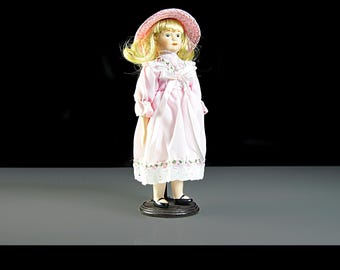 陶器人形「ローズ」1-5000個限定版 チェック柄ドレス、帽子、スタンド 