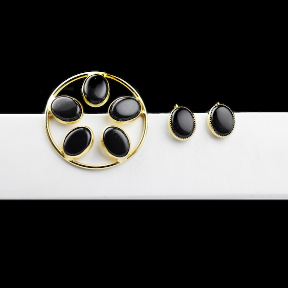 Black Cabochon Circle Brooch and Screw-Back Earrings Set – Mid-Century Jewelry