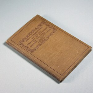 Op de afbeelding: Een bruin boek met een rode titel op de kaft. De titel luidt "Selected Poems of Thomas Babington Macaulay" en "Speeches on Copyright and  Address at Cooper's Union,  1859".