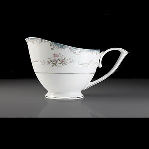 Crema con patas, Mikasa, Rhoda, Pergaminos grises, Rosas rosadas, China fina, Descontinuado