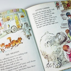 K&ouml;nnte beinhalten: Ein illustriertes Kinderbuch mit einem farbenfrohen Bild eines Milchmanns, der Milch liefert, und eines Brieftr&auml;gers, der Post liefert. Das Buch enth&auml;lt den Text "Sunrise Dairy" und "The Milkman" und "Letter Carrier".