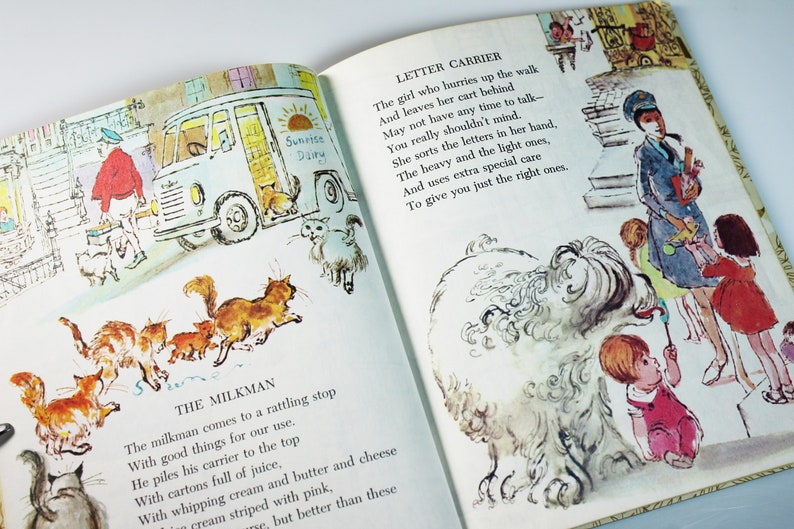 K&ouml;nnte beinhalten: Ein illustriertes Kinderbuch mit einem farbenfrohen Bild eines Milchmanns, der Milch liefert, und eines Brieftr&auml;gers, der Post liefert. Das Buch enth&auml;lt den Text "Sunrise Dairy" und "The Milkman" und "Letter Carrier".