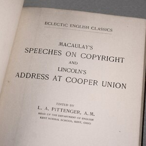 Op de afbeelding: Een vintage boek getiteld "Macaulay's Speeches on Copyright and Lincoln's Address at Cooper Union", bewerkt door L. A. Pittenger, A.M., hoofd van de afdeling Engels, Kent Normal School, Kent, Ohio.