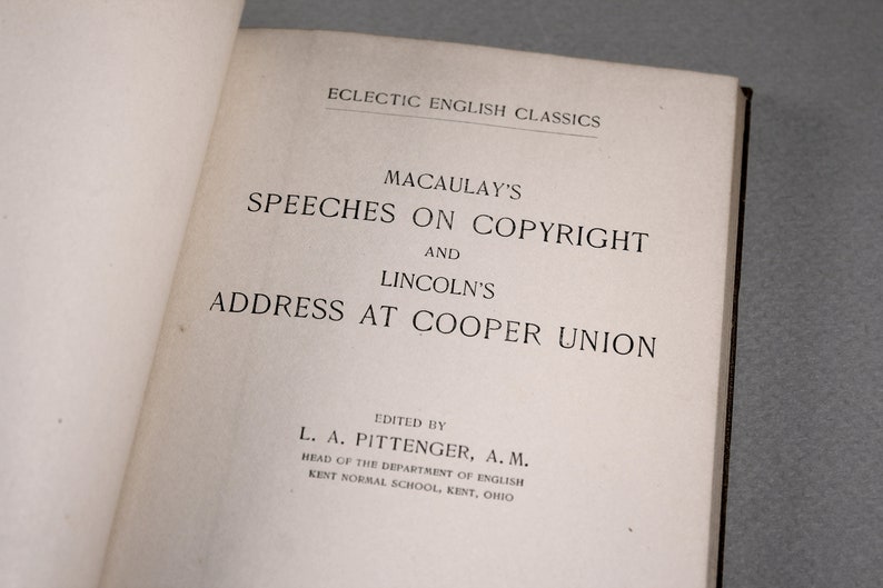 Op de afbeelding: Een vintage boek getiteld "Macaulay's Speeches on Copyright and Lincoln's Address at Cooper Union", bewerkt door L. A. Pittenger, A.M., hoofd van de afdeling Engels, Kent Normal School, Kent, Ohio.