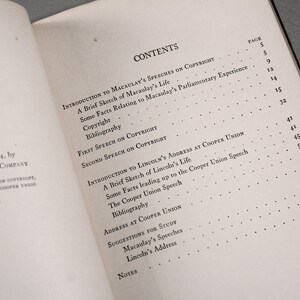 Op de afbeelding: Een zwart-wit boek met de titel "Contents" en een lijst met hoofdstukken met paginanummers. Het boek is getiteld "Macaulay's Speeches on Copyright, Lincoln's Address at Cooper Union".