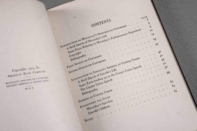 Op de afbeelding: Een zwart-wit boek met de titel "Contents" en een lijst met hoofdstukken met paginanummers. Het boek is getiteld "Macaulay's Speeches on Copyright, Lincoln's Address at Cooper Union".
