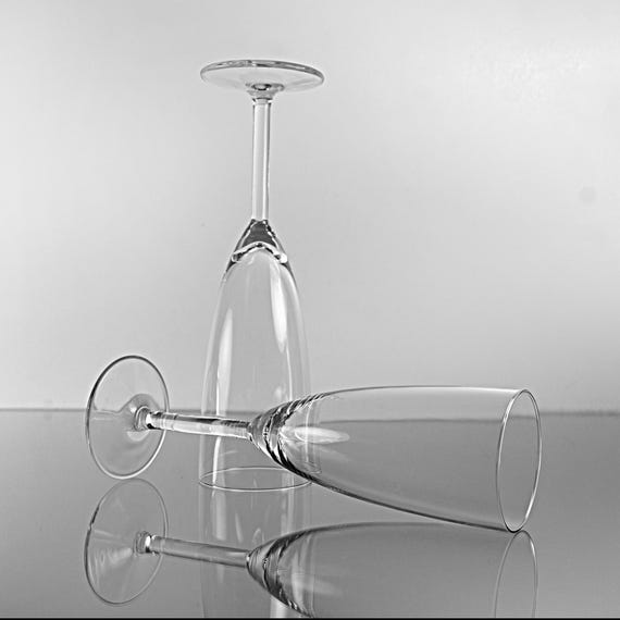 Champagne Glasses, Set of 2, Classic Clear Flutes for Sparkling Wine, Elegant 8 Inch Stemware