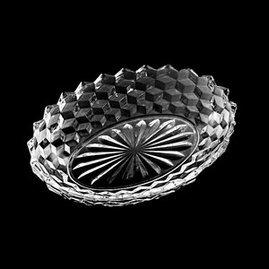 Puede incluir: Un plato de servir de vidrio transparente con un patrón de diamante en el borde y un diseño de estrella en el centro.