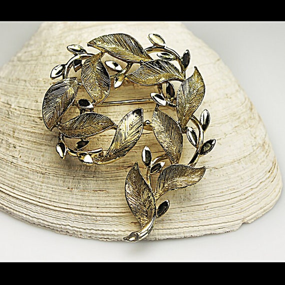 Lisner Leaf Brooch, Brushed Gold Tone, Locking C Clasp, Fashion Pin, Costume Jewelry, Collectible, Signed