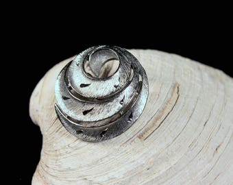 アクセサリー JJ Round JJ Brooch, Jonette Jewelry, Silver Tone, Locking C