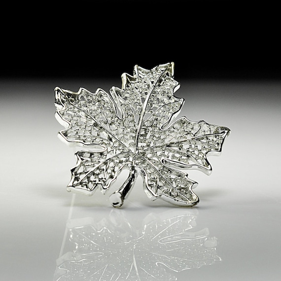 Sarah Coventry Maple Leaf Brooch – Silver-Tone Filigree Pin – Whispering Leaves Collection – Elegant Fall Jewelry