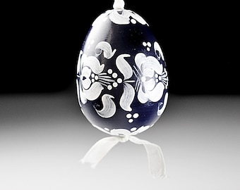 Adorno de huevo de madera pintado a mano, azul marino con diseño floral blanco, decoración colgante de Pascua de arte popular, decoración de primavera/Pascua