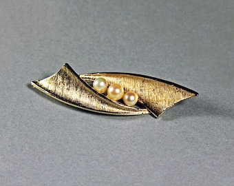 Cultured Pearl Brooch, Capri Jewelry, 3 Pearls, Goldtone, Signed, Locking C Clasp, Textured Leaf, Fashion Pin