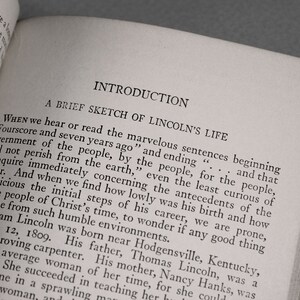 Op de afbeelding: Een zwart-wit boek met de titel "Inleiding: Een kort overzicht van Lincolns leven" op de omslag. De tekst op de pagina begint met de quote "Fourscore and seven years ago..." en gaat verder met een beschrijving van Abraham Lincolns vroege leven.