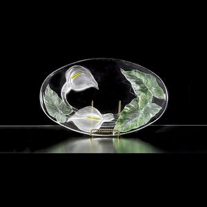 以下が含まれることがあります： 白いカラーと緑の葉がエッチングされた透明なガラス製の楕円形のサービングディッシュです。