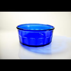 Cristal d&#39;Arques Kobaltblaue Schale - 23 cm große Servierschale - Arbeitskollektion