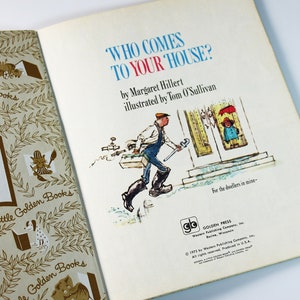 K&ouml;nnte beinhalten: Ein Vintage-Kinderbuchcover mit einer blauen und wei&szlig;en Illustration eines Klempners, der einen Schraubenschl&uuml;ssel und eine Werkzeugkiste h&auml;lt. Der Buchtitel lautet "Wer kommt zu dir nach Hause?" von Margaret Hillert, illustriert von Tom O'Sullivan.