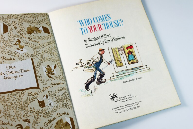 K&ouml;nnte beinhalten: Ein Vintage-Kinderbuchcover mit einer blauen und wei&szlig;en Illustration eines Klempners, der einen Schraubenschl&uuml;ssel und eine Werkzeugkiste h&auml;lt. Der Buchtitel lautet "Wer kommt zu dir nach Hause?" von Margaret Hillert, illustriert von Tom O'Sullivan.