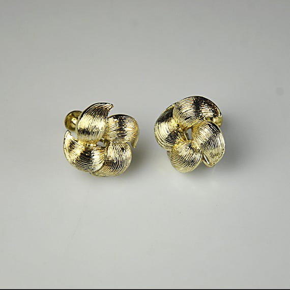 Vintage Lisner Gold Tone Screw Back Earrings Mid Century Swirl