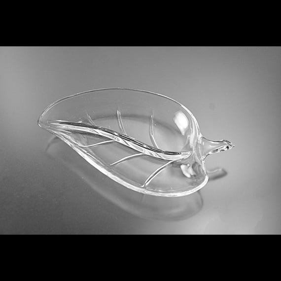 Hazel Atlas Leaf Pattern Divided Glass Dish – 1950s Clear Glass Serving Tray – Mid-Century Relish or Candy Dish