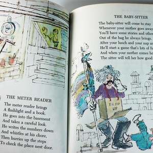 K&ouml;nnte beinhalten: Ein illustriertes Kinderbuch mit zwei aufgeschlagenen Seiten. Die linke Seite zeigt einen Z&auml;hlerableser mit einer Taschenlampe und einem Buch. Die rechte Seite zeigt eine Babysitterin mit einer Tasche, auf der "Tie Up" steht, und ein Kind, das mit Bausteinen spielt.
