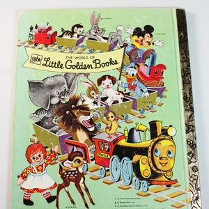K&ouml;nnte beinhalten: Ein Vintage-Cover eines Little Golden Books mit einem bunten Zug mit verschiedenen Figuren, darunter Mickey Mouse, Donald Duck, ein L&ouml;we, ein Elefant, ein Reh, ein Kaninchen und eine Puppe. Der Titel des Buches lautet "The World of Little Golden Books".