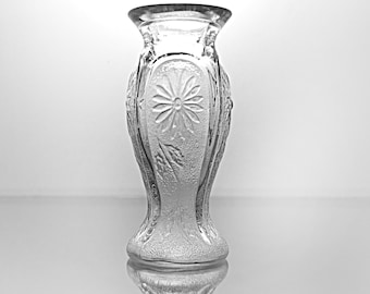 Jarrón de flores de vidrio prensado de mediados de siglo con estampado de margaritas, vidrio transparente