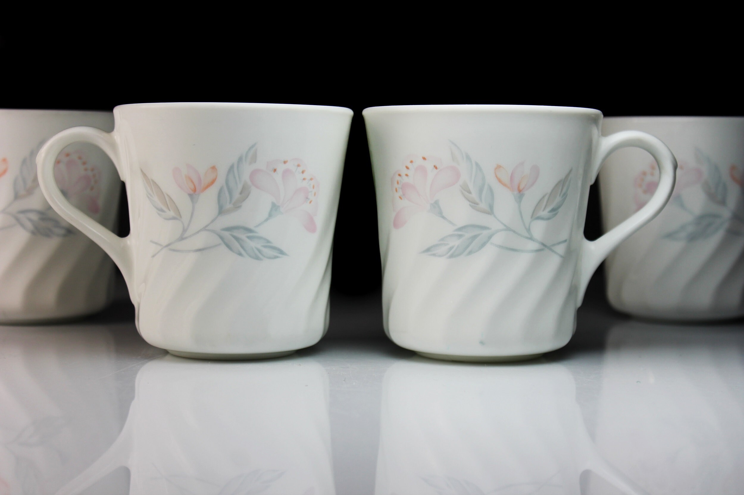 Corning Corelle Mugs Pink Trio Set of 4 8 Ounce White Pink Floral Swirl
