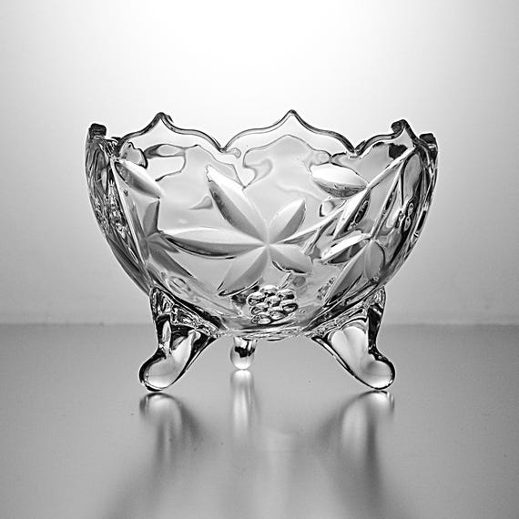 Mikasa Garden Terrace 6-Inch 3-Toed Crystal Bowl – Discontinued Collectible, Floral Etched Clear Glass, Giftware