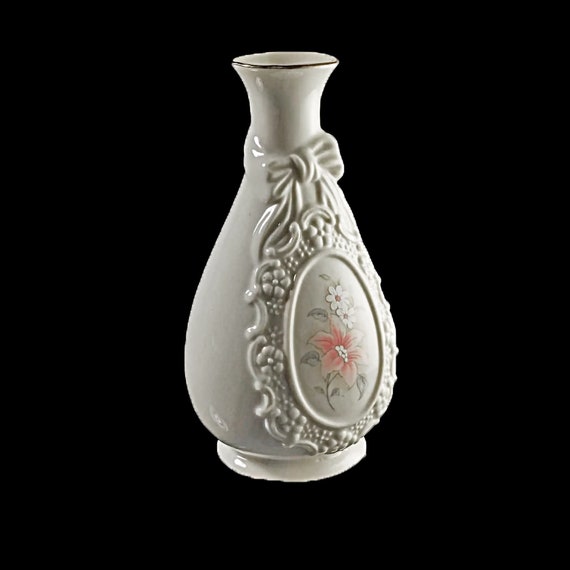 Cameo Ribbon Vase Royal Heritage Collection Taiwan