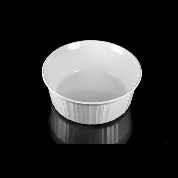 Vintage Corning French White Round Casserole Bowl, 2.5 Quart F-1-B Ovenware, Elegant Ribbed Design for Oven-to-Table Serving