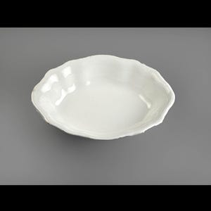 Puede incluir: Un cuenco de cerámica blanco con un borde orgánico y ondulado. El cuenco tiene una superficie lisa y brillante y una profundidad baja. El color neutro y la forma única lo hacen versátil.