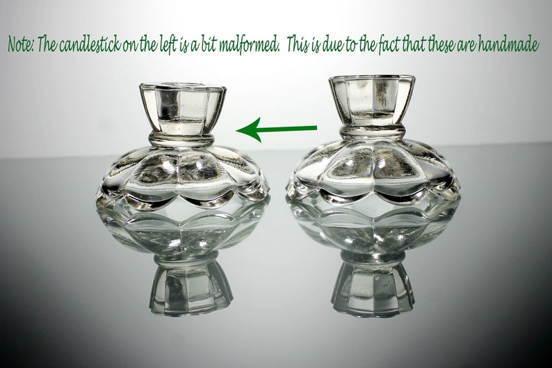 Puede incluir: Dos candelabros de vidrio transparente con base festoneada. El candelabro de la izquierda est&aacute; ligeramente deformado. Nota: El candelabro de la izquierda est&aacute; un poco deformado. Esto se debe a que son hechos a mano