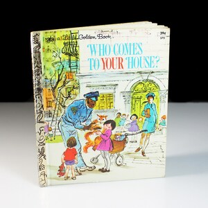 K&ouml;nnte beinhalten: Ein Vintage-Golden-Book mit dem Titel "Wer kommt zu dir nach Hause?" zeigt auf dem Cover eine farbenfrohe Illustration eines Polizisten, eines Kindes und eines Hundes. Das Buch ist in gutem Zustand mit einigen Gebrauchsspuren.