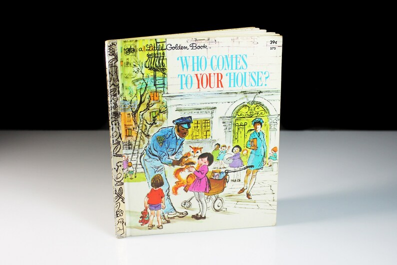 K&ouml;nnte beinhalten: Ein Vintage-Golden-Book mit dem Titel "Wer kommt zu dir nach Hause?" zeigt auf dem Cover eine farbenfrohe Illustration eines Polizisten, eines Kindes und eines Hundes. Das Buch ist in gutem Zustand mit einigen Gebrauchsspuren.